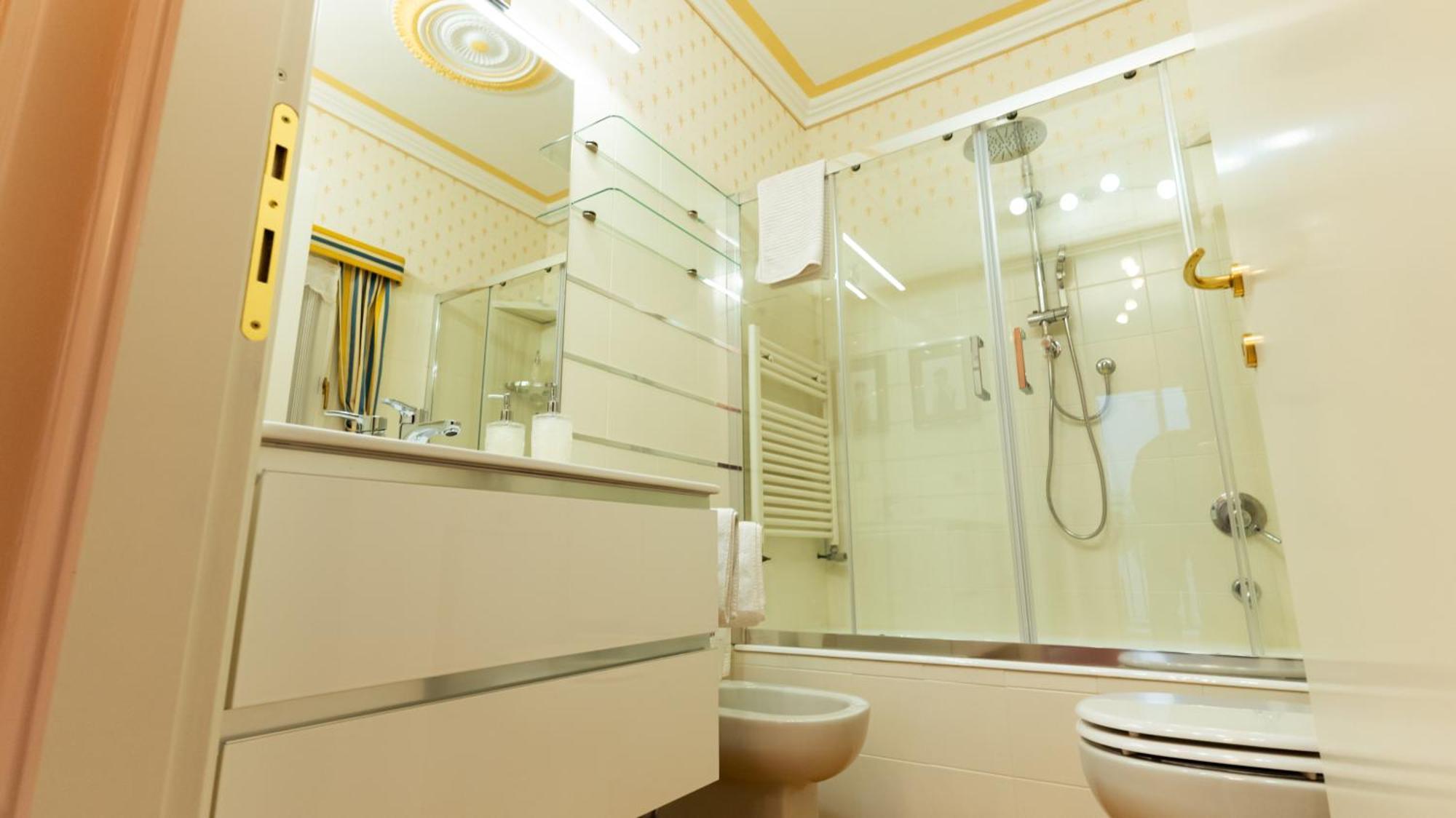 New Cozy Apartment - City Centre Лекко Экстерьер фото
