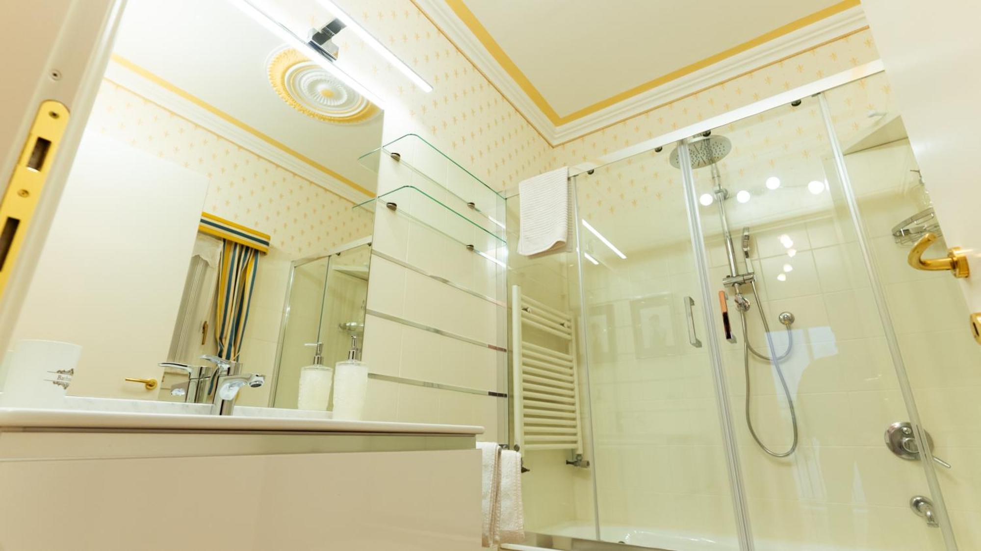 New Cozy Apartment - City Centre Лекко Экстерьер фото