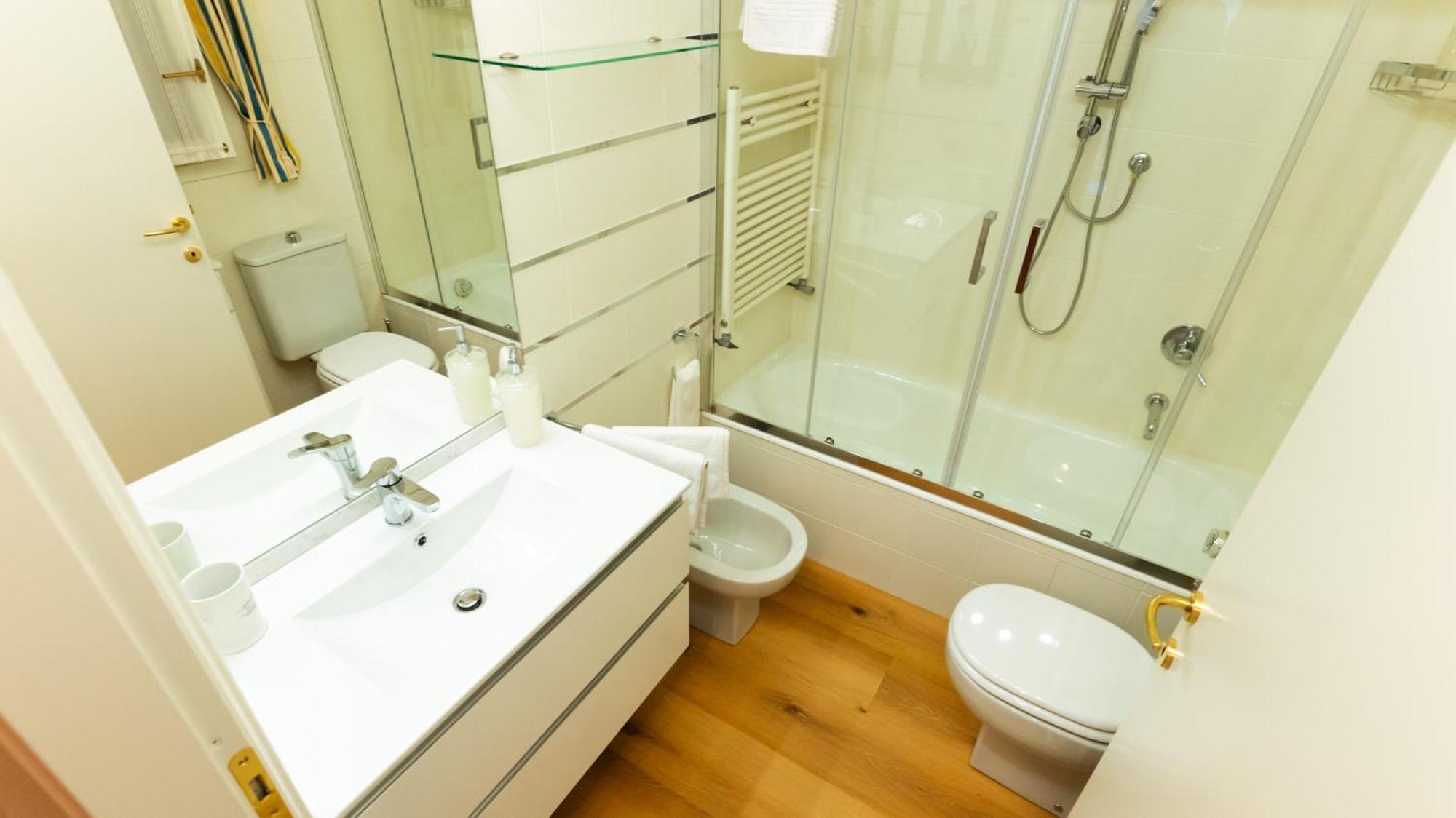 New Cozy Apartment - City Centre Лекко Экстерьер фото